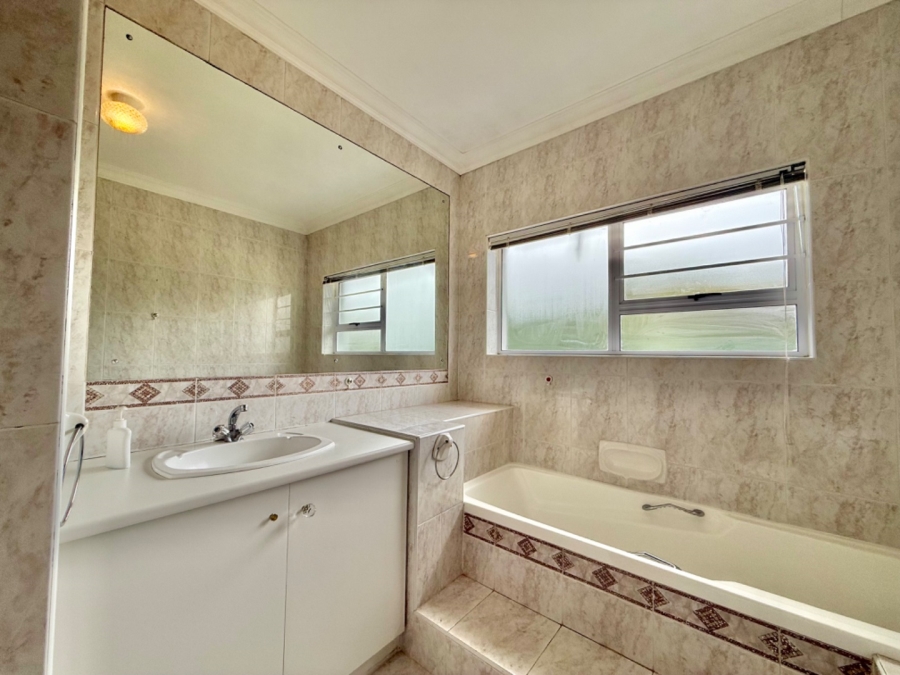 5 Bedroom Property for Sale in Seaview Eastern Cape